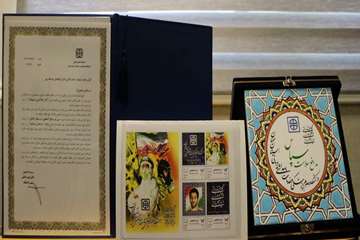 آیین قدردانی از افتخارآفرینان حماسه و ایثار در دوران کرونا ویروس بیمارستان کوثر سمنان99.09.11 